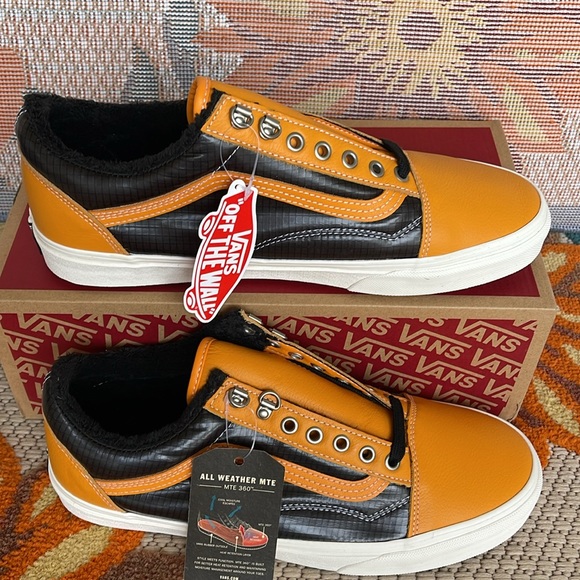Vans Men’s Old Skool Mte (Mte) Apricot/Black
VN0A348F2NF
Sneakers All Weather - Picture 2 of 16